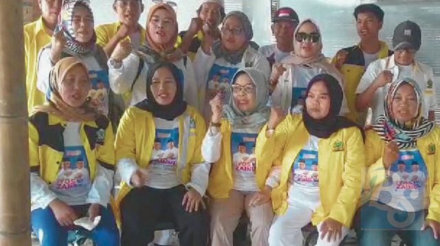 Beredar video sejumlah orang yang mengaku kader Partai Golkar Palabuhanratu menyatakan dukungan terhadap Pasangan Calon Bupati-Wakil Bupati Sukabumi, Iyos Soemantri-Zainul. Dalam video berdurasi kurang lebih 50 detik tersebut, nampak jelas sejumlah orang yang didominasi perempuan berjilbab mengenakan atribut berwarna kuning berlogo Partai Golkar.