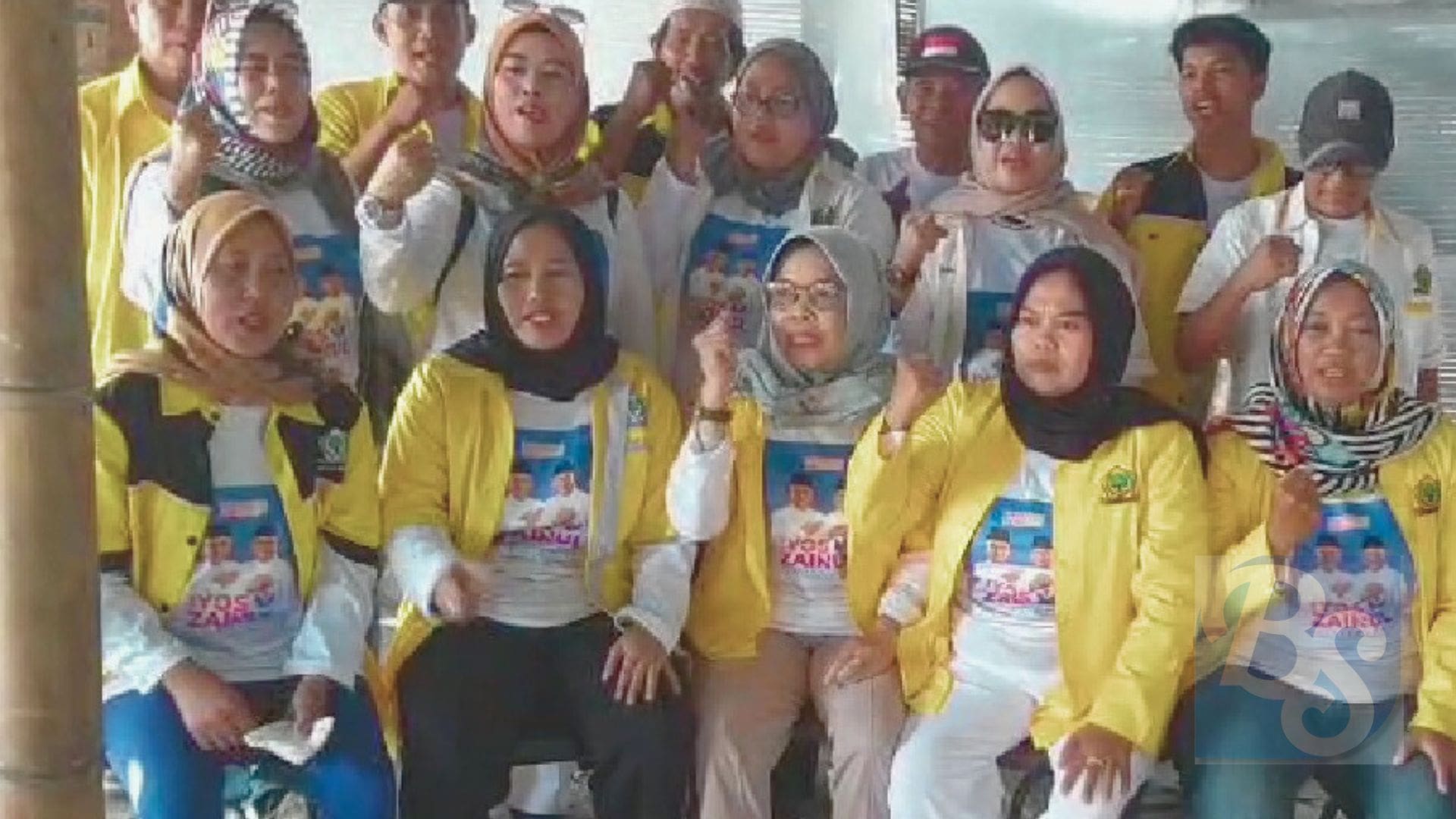 Beredar video sejumlah orang yang mengaku kader Partai Golkar Palabuhanratu menyatakan dukungan terhadap Pasangan Calon Bupati-Wakil Bupati Sukabumi, Iyos Soemantri-Zainul. Dalam video berdurasi kurang lebih 50 detik tersebut, nampak jelas sejumlah orang yang didominasi perempuan berjilbab mengenakan atribut berwarna kuning berlogo Partai Golkar.
