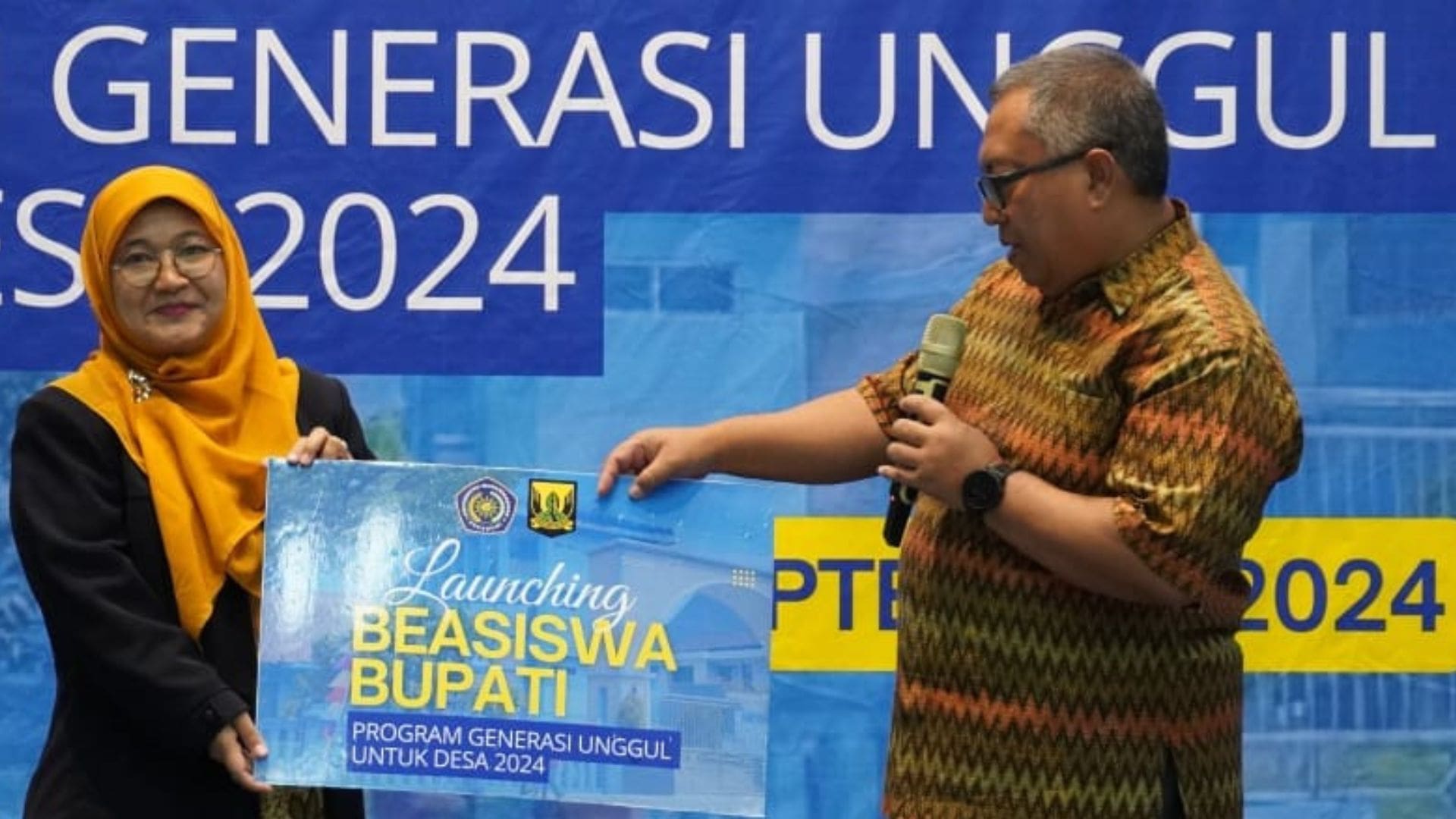 Bertempat di Auditorium Universitas Muhammadiyah Sukabumi (UMMI), Bupati Sukabumi Marwan Hamami meluncurkan beasiswa bupati untuk tiap desa, , Jumat, (20/9/2024). Peluncuran beasiswa untuk berkuliah di UMMI tersebut, diikuti ratusan orang dari berbagai desa di Kabupaten Sukabumi.