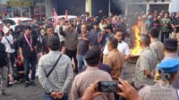 Peringatan Hari Tani Nasional 2024, massa dari petani dan mahasiswa Sukabumi yang terhimpun dalam Aliansi Masyarakat Peduli Agraria Sukabumi melakukan aksi blokir jalan didepan Kantor Dinas Pertanahan dan Tata Ruang (DPTR) Kabupaten Sukabumi Jalan Pelabuhan II Cipanengah, Kecamatan Lembursitu, Kota Sukabumi, pada Selasa (24/9/2024).