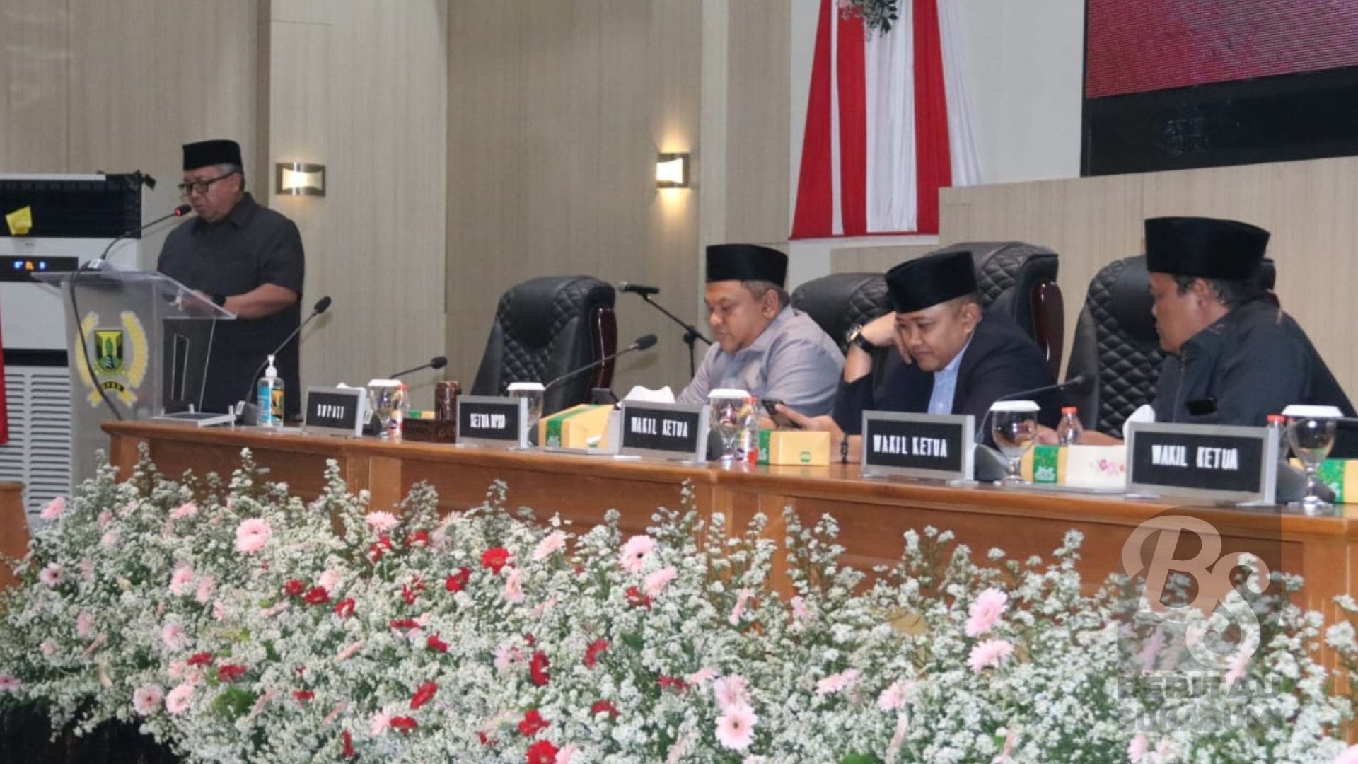 Pimpinan DPRD Kabupaten Sukabumi definitif langsung menggelar Rapat Paripurna dengan Bupati Sukabumi Marwan Hamami terkait penyampaian nota pengantar Rancangan Peraturan Daerah (Raperda) tentang perubahan Anggaran Pendapatan dan Belanja Daerah (APBD) Tahun Anggaran 2024, di ruang Rapat DPRD Kabupaten Sukabumi, Rabu (25/9/2024).