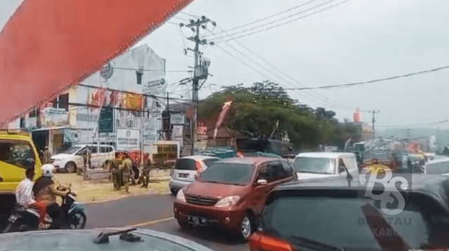 Kemacetan parah arus lalu lintas di depan Kantor Komisi Pemilihan Umum (KPU) Kabupaten Sukabumi tidak bisa dihindari pada Senin (23/9/2024).