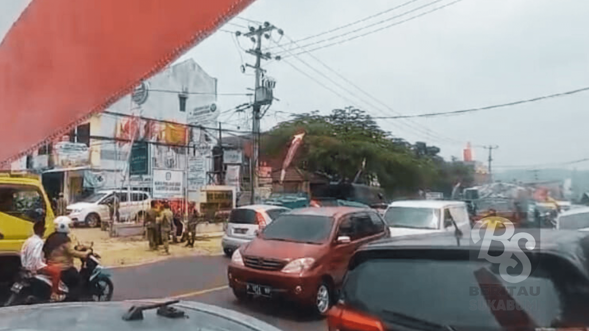 Kemacetan parah arus lalu lintas di depan Kantor Komisi Pemilihan Umum (KPU) Kabupaten Sukabumi tidak bisa dihindari pada Senin (23/9/2024).