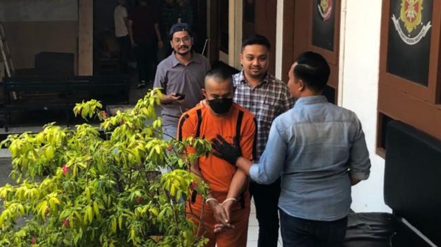 Sebelum ditangkap, mantan Kepala Desa Citamiang, AS (57 tahun), yang diduga kuat telah melakukan tindak pidana korupsi dana desa, terindikasi hendak melarikan diri.