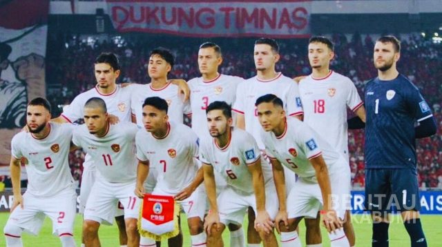 Yayasan Bakti Sepakbola Indonesia dan PSSI memberikan penghormatan kepada para legenda Timnas Indonesia saat laga lanjutan babak kualifikasi Piala Dunia 2026 kontra Australia, Selasa 10 September 2024