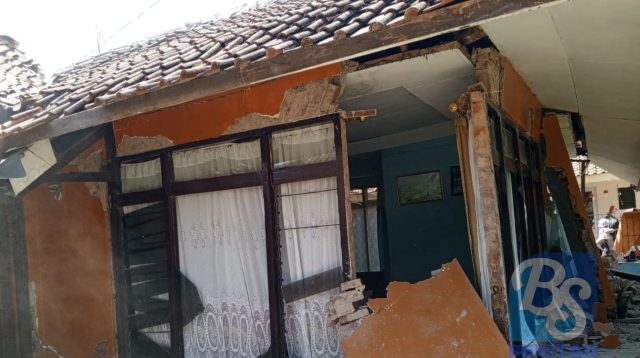 Wilayah Bandung Raya diguncang gempabumi berkekuatan magnitudo 5.0 pada hari ini, Rabu (18/9) pukul 09.41 WIB. Gempabumi itu membuat sebagian besar masyarakat panik lantaran guncangannya dirasakan cukup kuat dalam durasi 3-5 detik.