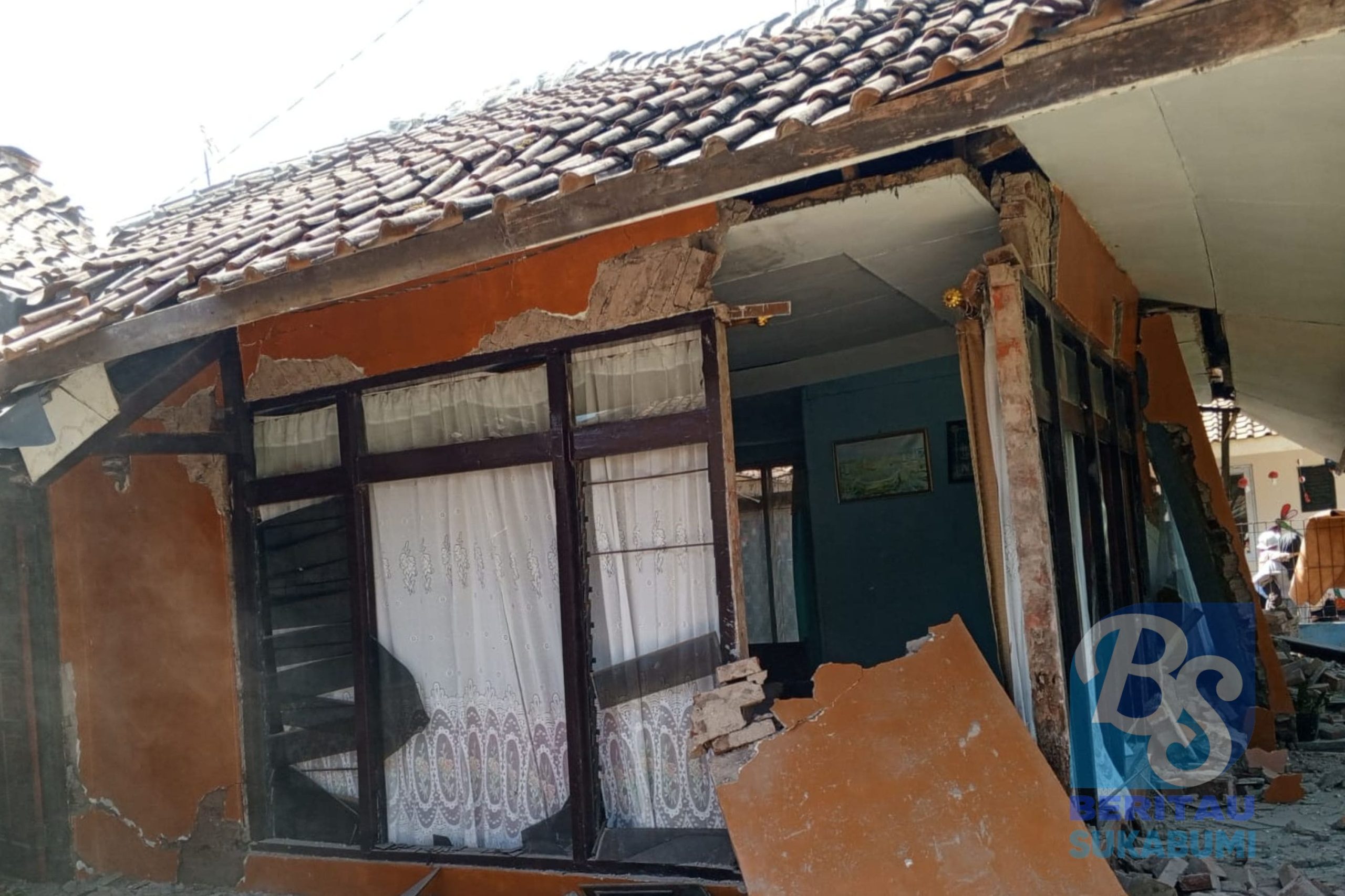 Wilayah Bandung Raya diguncang gempabumi berkekuatan magnitudo 5.0 pada hari ini, Rabu (18/9) pukul 09.41 WIB. Gempabumi itu membuat sebagian besar masyarakat panik lantaran guncangannya dirasakan cukup kuat dalam durasi 3-5 detik.