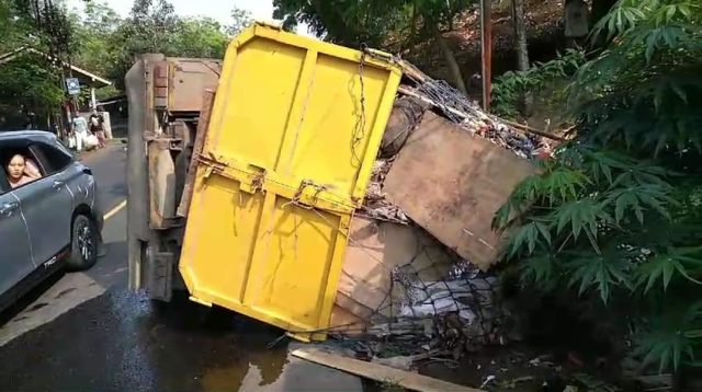 Satu unit truk pengangkut sampah milik Pemerintah Kabupaten (Pemkab) Sukabumi mengalami kecelakaan tunggal di Jalan Raya Palabuhanratu-Sukabumi tepatnya di Kampung Nyalindung, Desa Pasir Suren, Kecamatan Palabuhanratu, Kabupaten Sukabumi, pada Sabtu (12/10) sekitar pukul 08.30 WIB.