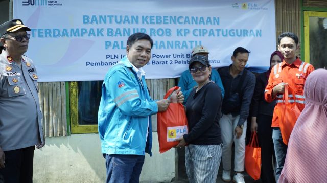 PT PLN Indonesia Unit Bisnis Pembangkitan (UBP) Jawa Bagian Barat (JPR) menyalurkan bantuan untuk warga Kampung Cipatuguran, Palabuhanratu, yang terdampak gelombang tinggi.