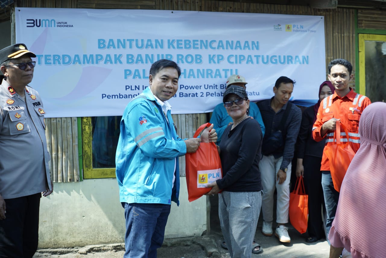 PT PLN Indonesia Unit Bisnis Pembangkitan (UBP) Jawa Bagian Barat (JPR) menyalurkan bantuan untuk warga Kampung Cipatuguran, Palabuhanratu, yang terdampak gelombang tinggi.