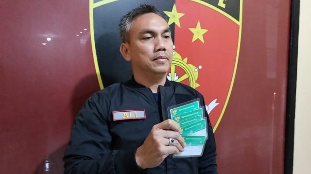 Kasat Reskrim Polres Sukabumi, AKP Ali Jupri, membeberkan kasus penipuan terkait penjualan kartu BPJS palsu. Saat ini kata Ali Jupri kasus ini sedang dalam proses penyelidikan lebih lanjut oleh pihak kepolisian. “Hari ini, Jumat 25 Oktober 2024, ada masyarakat Kabupaten Sukabumi yang melaporkan adanya dugaan penipuan terkait kartu BPJS palsu,” ujar Ali Jupri.