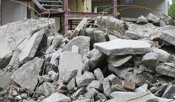 Salah satu atap ruangan sarana pendidikan milik Sekolah Dasar (SD) Puncak Tugu di Desa Pabuaran Kecamatan Pabuaran Kabupaten Sukabumi ambruk pada Senin (14/10/2024) sekira pukul 05.30 WIB.