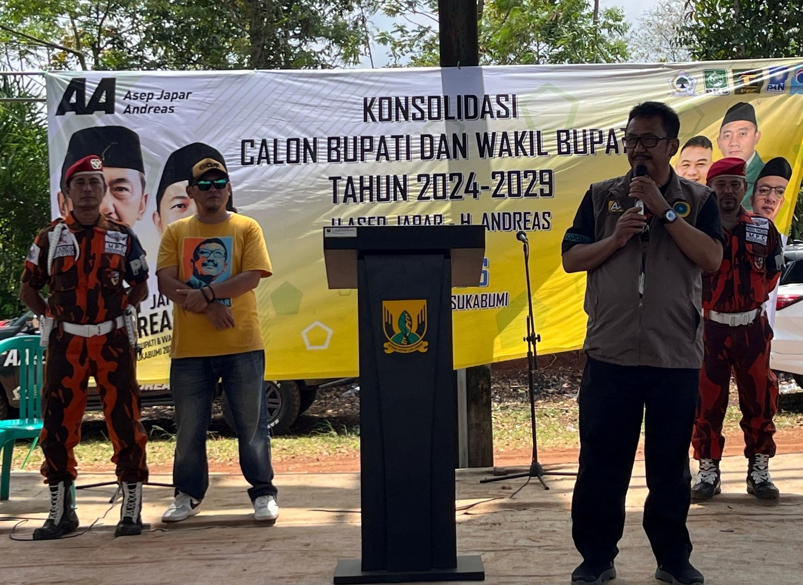 Calon Bupati dan Wakil Bupati Sukabumi periode 2024-2029, Nomor urut 2, H.Asep Japar dan H.Andreas bersama partai koalisi dan relawan menggelar acara konsolidasi di wilayah Daerah Pemilihan (Dapil) 6, pada Sabtu (19/10/2024).
