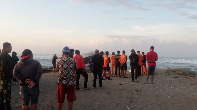 Proses evakuasi 71 nelayan yang terjebak di ujung jembatan dermaga tambang pasir besi Tegalbuled Kabupaten Sukabumi, Jawa Barat akan menggunakan pesawat helikopter.