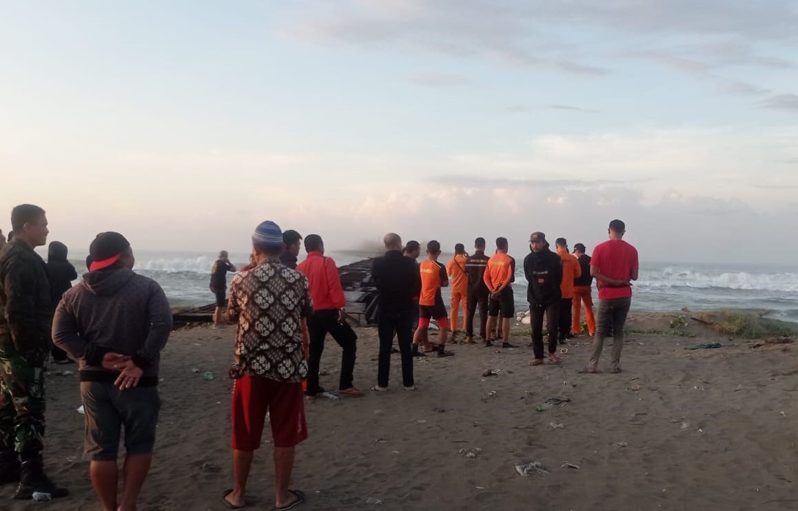 Proses evakuasi 71 nelayan yang terjebak di ujung jembatan dermaga tambang pasir besi Tegalbuled Kabupaten Sukabumi, Jawa Barat akan menggunakan pesawat helikopter.