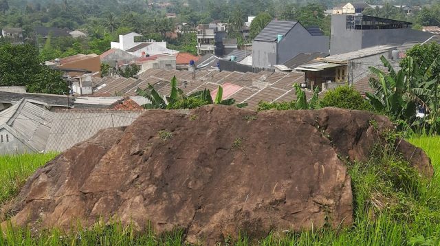 Sebuah batu berukuran cukup besar masih berdiri kokoh di kaki Gunung Walat Kecamatan Cibadak Kabupaten Sukabumi. Warga sekitar menyebut batu itu dengan sebutan Batu Nunggul. Dalam bahasa Indonesia, nunggul bisa berarti unggul atau muncul.