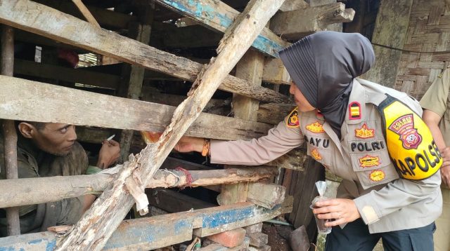 Hadin dan Hamdan dua orang bersaudara yang mengalami gangguan jiwa (ODGJ), asal Kampung Bendungan Cibubuay, Desa Bantarsari, Kecamatan pabuaran, Kabupaten Sukabumi, terpaksa dikurung oleh keluarganya selama lima tahun.