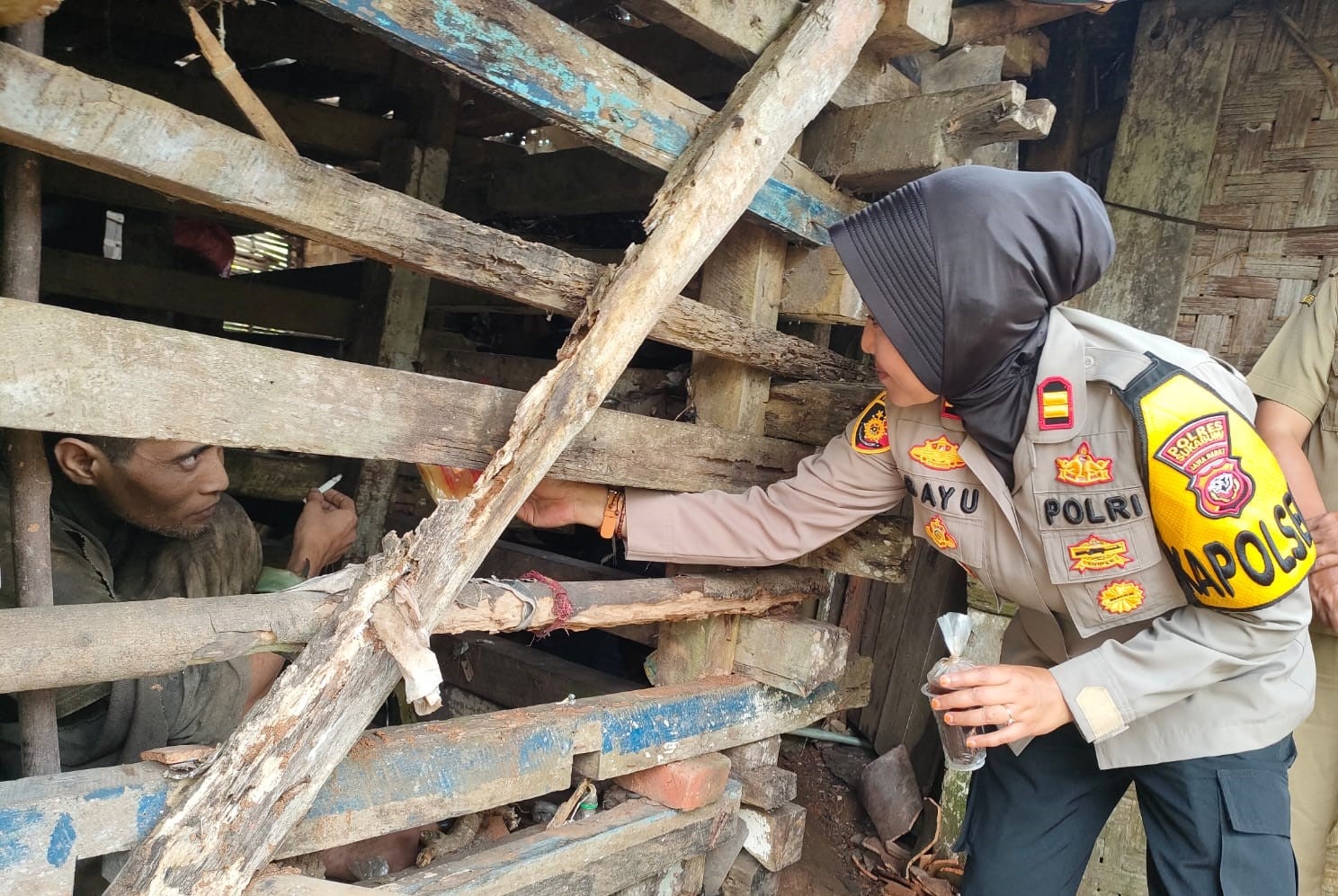 Hadin dan Hamdan dua orang bersaudara yang mengalami gangguan jiwa (ODGJ), asal Kampung Bendungan Cibubuay, Desa Bantarsari, Kecamatan pabuaran, Kabupaten Sukabumi, terpaksa dikurung oleh keluarganya selama lima tahun.