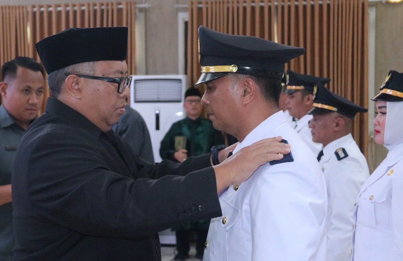 tujuh camat dan satu Inspektur pembantu khusus resmi dilantik Bupati Sukabumi Marwan Hamami di Aula Sekretariat Daerah, Palabuhanratu, Kabupaten Sukabumi pada Rabu (9/10/2024).