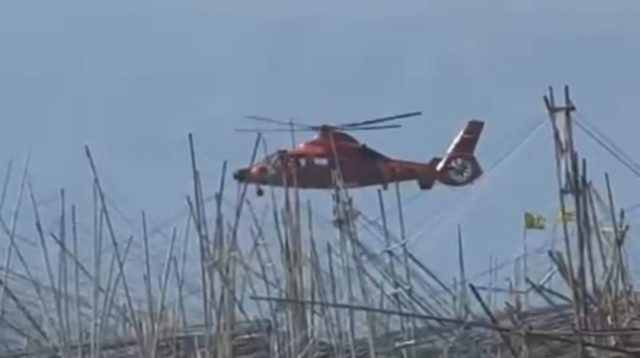 Proses evakuasi 71 nelayan yang terjebak di eks jembatan dermaga PT SBP berhasil dievakuasi secara bertahap menggunakan helikopter milik Basarnas.