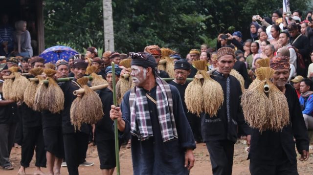 Rancangan Peraturan Daerah atau Raperda) tentang pengakuan dan perlindungan masyarakat hukum adat, resmi ditetapkan Bupati Sukabumi Marwan Hamami dalam rapat paripurna DPRD Kabupaten Sukabumi, Senin, (14/10/2024).