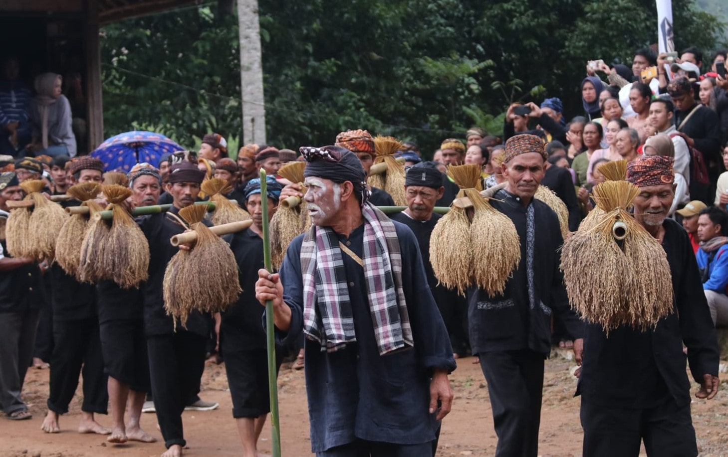 Rancangan Peraturan Daerah atau Raperda) tentang pengakuan dan perlindungan masyarakat hukum adat, resmi ditetapkan Bupati Sukabumi Marwan Hamami dalam rapat paripurna DPRD Kabupaten Sukabumi, Senin, (14/10/2024).