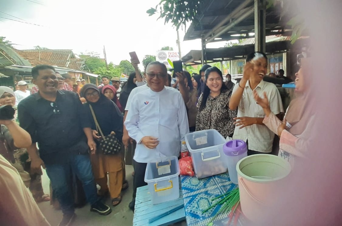 Calon Bupati (Cabup) Sukabumi Nomor Urut 1 Iyos Soemantri menghadiri acara jajanan gratis di Kampung Mariuk, Desa Cidadap, Kecamatan Simpenan, Kabupaten Sukabumi pada Rabu (9/10/2024).