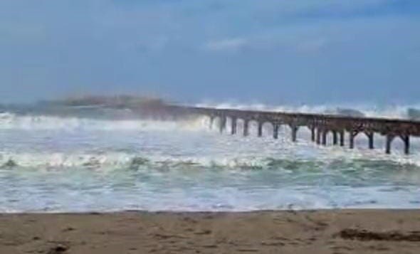 Sebanyak 71 orang nelayan masih terjebak di ujung jembatan eks Dermaga Pasir Besi SBP di Kecamatan Tegalbuled Kabupaten Sukabumi yang ambruk pada Rabu (16/10/2024) sekira pukul 06.00 WIB pagi.