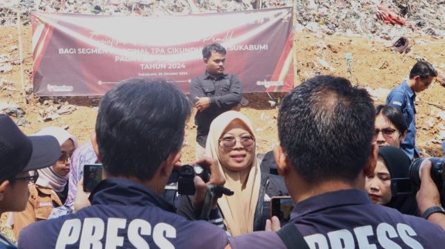Komisi Pemilihan Umum (KPU) Kota Sukabumi kembali menggelar kegiatan sosialisasi dan pendidikan pemilih bagi segmen warga yang biasa mengais rezeki di Tempat Pembuangan Akhir (TPA) Sampah Cikundul Kecamatan Lembursitu Kota Sukabumi, Rabu (9/10/2024).