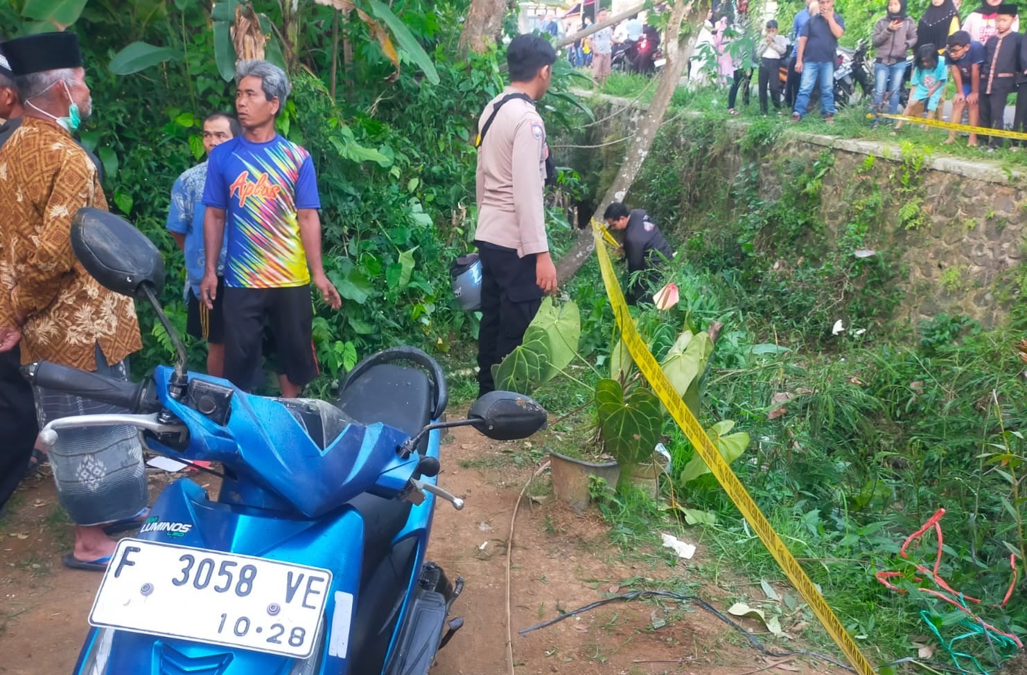 Penyebab tewasnya Neng Laras (22 tahun), perempuan yang ditemukan di selokan di Desa Giri Jaya Kecamatan Nagrak Kabupaten Sukabumi diduga karena motor yang ia kendarai sebelumnya terjatuh ke selokan.
