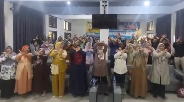 Kompak, Kepala Sekolah, Guru, Komite Sekolah dan Siswa SMAN 1 Parungkuda Kabupaten Sukabumi, Jawa Barat menolak pembangunan tower Base Transceiver Station atau BTS yang dibangun PT.Tower Bersama.