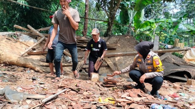 Kapolsek Lengkong, IPTU Bayu Sunarti Agustina, memimpin langsung aksi pembongkaran rumah Juwariah, seorang warga Kampung Cipongpok, Desa Tegallega, Kecamatan Lengkong, Kabupaten Sukabumi, Sabtu (5/10/2024).
