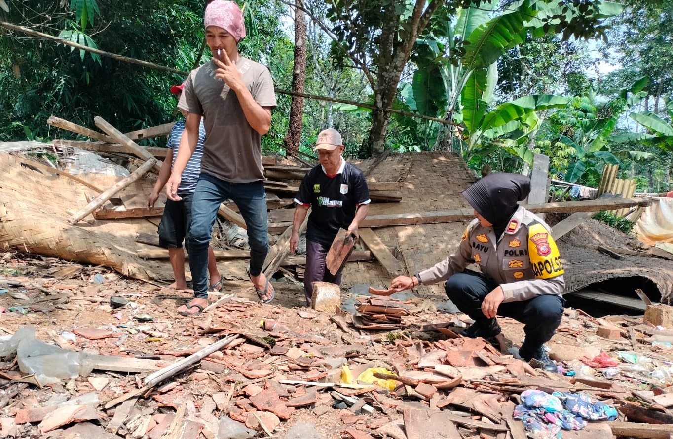 Kapolsek Lengkong, IPTU Bayu Sunarti Agustina, memimpin langsung aksi pembongkaran rumah Juwariah, seorang warga Kampung Cipongpok, Desa Tegallega, Kecamatan Lengkong, Kabupaten Sukabumi, Sabtu (5/10/2024).