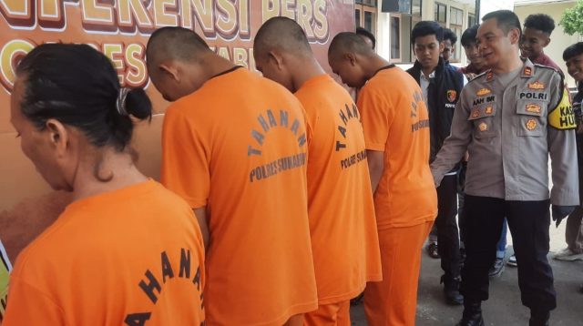 Satuan Resimen Kriminal (Satreskrim) Polres Sukabumi berhasil menangkap empat orang terduga pelaku kasus pembunuhan yang terjadi di Pantai Citepus, Palabuhanratu, Kabupaten Sukabumi pada 21 September 2024 lalu.