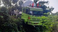 truk milik PT Harapan Baru Perkasa (HBP) yang diparkir di area Pembangkit Listrik Tenaga Uap (PLTU) Pos 3 Palabuhanratu nyungsep di tepi jurang di daerah Gunung Sumping, Kecamatan Palabuhanratu Kabupaten Sukabumi, pada Rabu (30/10/2024) dini hari.