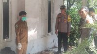 Seorang pria tanpa identitas ditemukan meninggal dunia di sebuah rumah kosong di Kampung Gunung Buleud, Desa Loji, Kecamatan Simpenan, Kabupaten Sukabumi, pada Senin (07/10/2024).