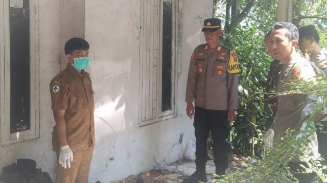Seorang pria tanpa identitas ditemukan meninggal dunia di sebuah rumah kosong di Kampung Gunung Buleud, Desa Loji, Kecamatan Simpenan, Kabupaten Sukabumi, pada Senin (07/10/2024).