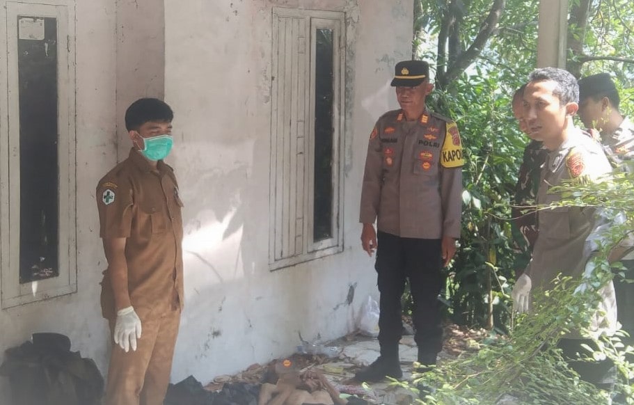 Seorang pria tanpa identitas ditemukan meninggal dunia di sebuah rumah kosong di Kampung Gunung Buleud, Desa Loji, Kecamatan Simpenan, Kabupaten Sukabumi, pada Senin (07/10/2024).
