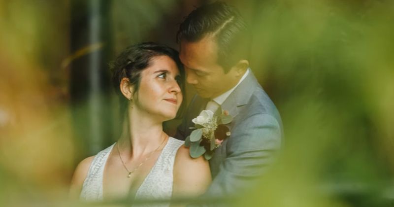 Cinta memang buta, kalau tidak buta itu bukan cinta. Kisah asmara Tessa Koene bule Belanda ini cukup menarik. Di mana Tessa Koene menikah dengan bernama Tomy Budi Sutisna yang berpropesi sebagai pengamen di Bandung. Bahkan, Tessa rela berhenti jadi Pegawai Negeri Sipil (PNS) di negara kelahirannya di Belanda, karena saking sudah cinta dengan Tomy dan Indonesia. Kisah cinta keduanya berawal di kota Bandung saat Tessa sedang menempuh pendidikan S2 di Institut Teknologi Bandung (ITB) dan Gronigen, Belanda.