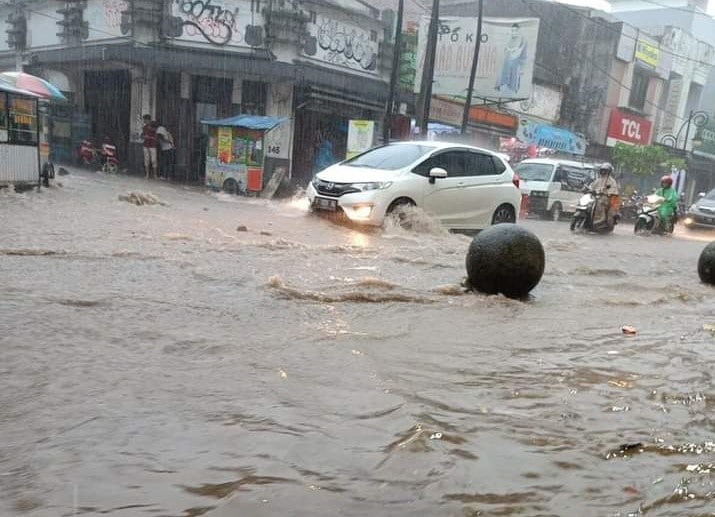 Banjir limpasan menerjang sejumlah titik lokasi di Kota Sukabumi pada Selasa (5/11/2024). Data dari Badan Penanggulangan Bencana Daerah (BPBD) Kota Sukabumi menyebutkan sedikitnya ada 31 lokasi di Kota Sukabumi yang diterjang banjir limpasan tersebut.