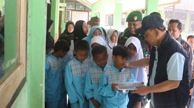 enteri Koperasi RI Budi Arie Setiadi melakukan kunjungan kerja ke Kabupaten Sukabumi dalam rangka meninjau program Makanan Bergizi Gratis (MBG) di Kecamatan Warungkiara, Kabupaten Sukabumi, pada Rabu, (13/11/2024).