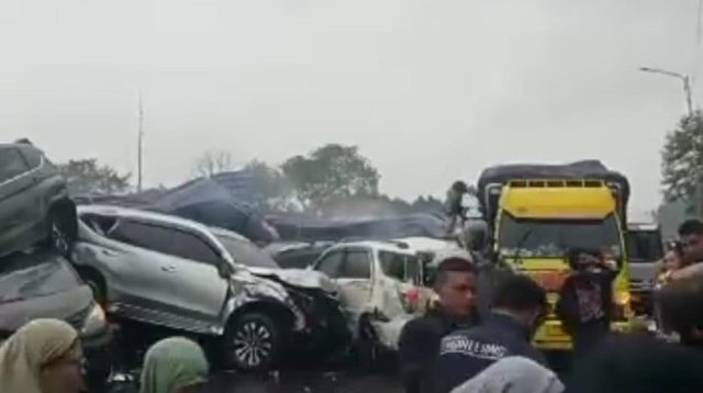 Korps Lalu Lintas (Korlantas) Polri mengungkap kecelakaan beruntun yang terjadi di Km 92 Tol Cipularang disebabkan oleh kombinasi berbagai faktor yang saling berkaitan.