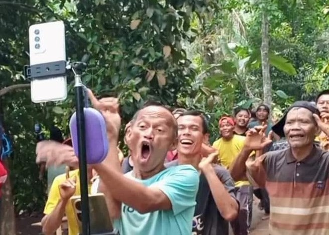 Baru saja tenar sejagad dan menikmati penghasilan jadi seorang konten kreator di Tik Tok, Gunawan alias Sadbor, seorang konten kreator asal Kecamatan Cikembar Kabupaten Sukabumi, Jabar ditangkap Satreskrim Polres Sukabumi pada pada Kamis (31/10/2024).