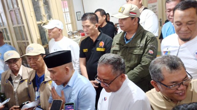 Relawan Manuk Dadali yang dikomandani Heri Gunawan, Anggota DPR RI Fraksi Partai Gerindra menggelar konsolidasi dukungan di Pilkada Serentak 2024 ini. Konsolidasi dukungan berlangsung di Rumah Aspirasi dan Inspirasi Heri Gunawan (RAI-Hergun) Sukabumi pada Sabtu (16/11/2024). Dalam konsolidasi dukungan itu, Relawan Manuk Dadali mempertegas dukungan untuk arah dukungan ke Pilkada Serentak 2024. Untuk Pilkada Serentak 2024 pada Pemilihan Bupati-Wakil Bupati Sukabumi, Manuk Dadali memperkuat dukungan terhadap pasangan calon Bupati Sukabumi nomor urut 01 Iyos Somantri-Zainul.
