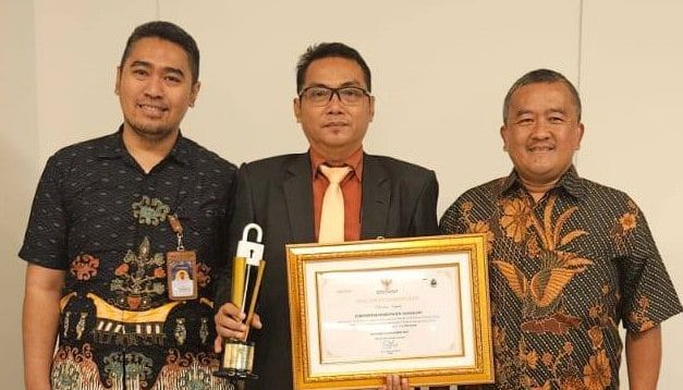 Pemerintah Kabupaten Sukabumi meraih penghargaan Kategori Pemerintah Kabupaten yang Informatif.