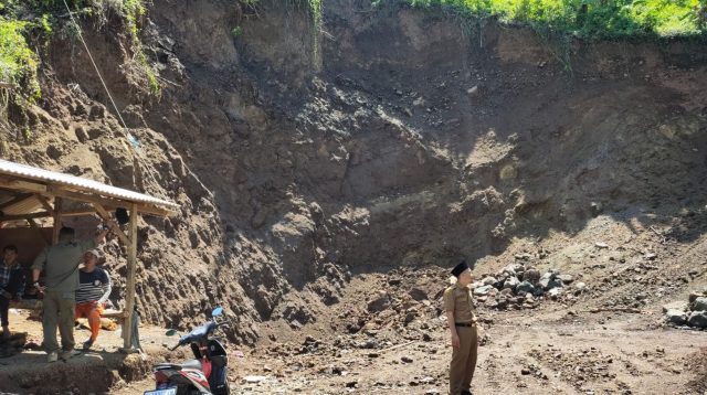 Aktivitas penambangan batu di Kampung Tegal Nyampay, Desa Loji, Kecamatan Simpenan, Kabupaten Sukabumi, mendapat sorotan terkait izin yang dimiliki.