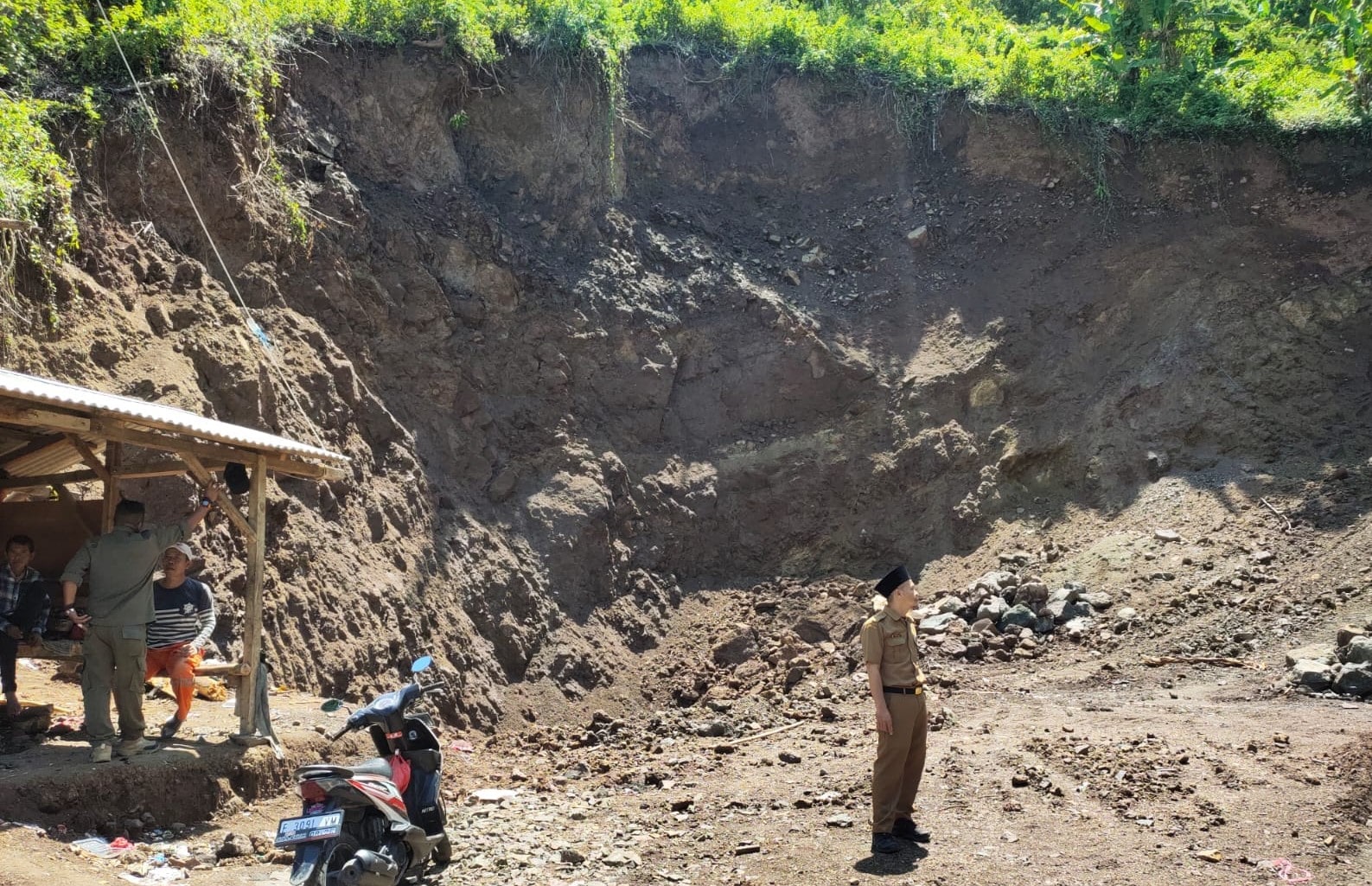 Aktivitas penambangan batu di Kampung Tegal Nyampay, Desa Loji, Kecamatan Simpenan, Kabupaten Sukabumi, mendapat sorotan terkait izin yang dimiliki.