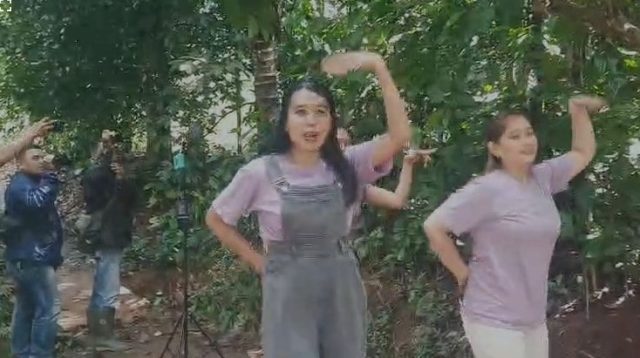 Sempat hening beberapa hari, geliat di Kampung Sadbor di Desa Bojongkembar, Kecamatan Cikembar, Kabupaten Sukabumi, Jawa Barat kembali ramai dengan aksi joget-joget warganya di tik-tok.