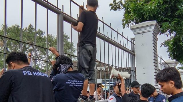 Pengurus Besar Himpunan Mahasiswa Sukabumi (PB HIMASI) mendatangi Kantor Cabang Dinas Pendidikan (KCD) Wilayah V Provinsi Jawa Barat di Jalan Selabintana, Sukabumi, untuk menyampaikan protes terkait dugaan praktik pungutan iuran di sekolah-sekolah menengah di Sukabumi, pada Senin (11/11/2024).