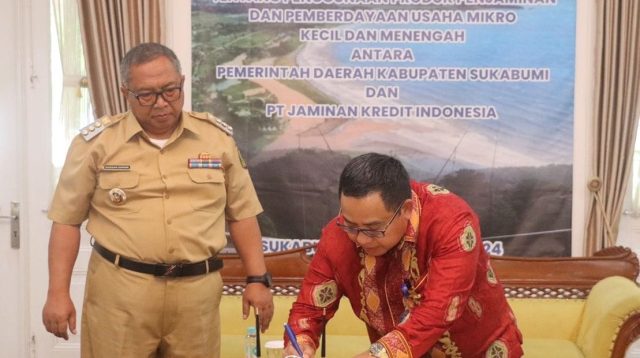 Bupati Sukabumi H. Marwan Hamami menandatangani kesepakatan bersama antara Pemerintah Kabupaten Sukabumi dengan PT Jamkrindo di Pendopo, Senin, 25 November 2024. Kesepakatan bersama tersebut tentang penggunaan produk penjaminan dan pemberdayaan usaha mikro kecil dan menengah (UMKM).